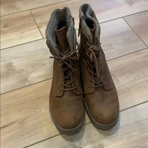 Universal Thread Boots in Excellent Condition